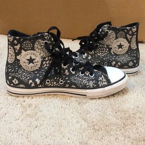 Size 4 mid top converse